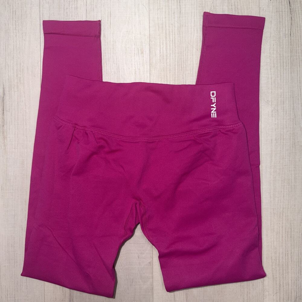 NWOT DFYNE Womens Impact High Stretch Leggings Small Berry Scrunch Butt (AR5)